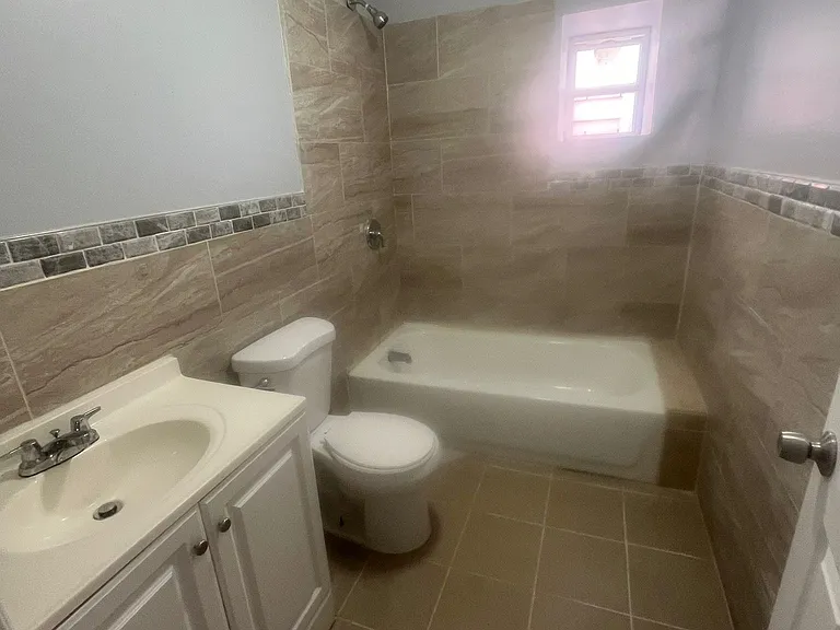 961 Grove St #1R — Photo 7