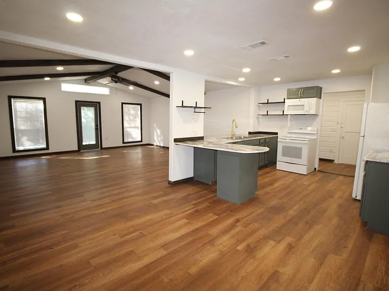1015 W Kuykendall St — Photo 4