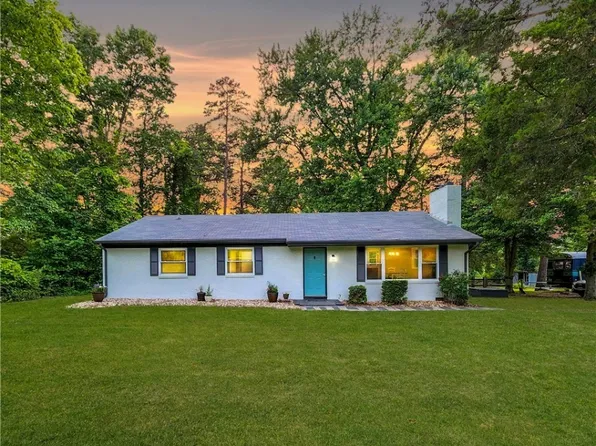 92 Boxwood Dr, Arvonia, VA 23004