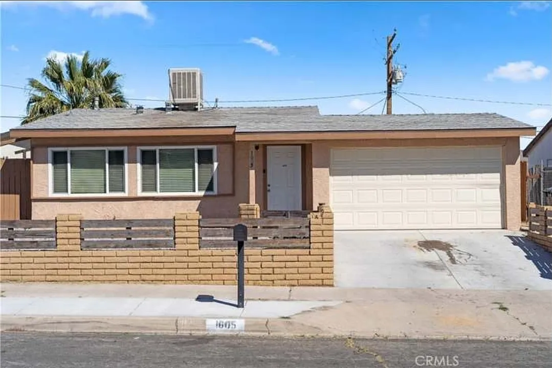 3 bed, 912 sqft, $1,795 — Photo 1