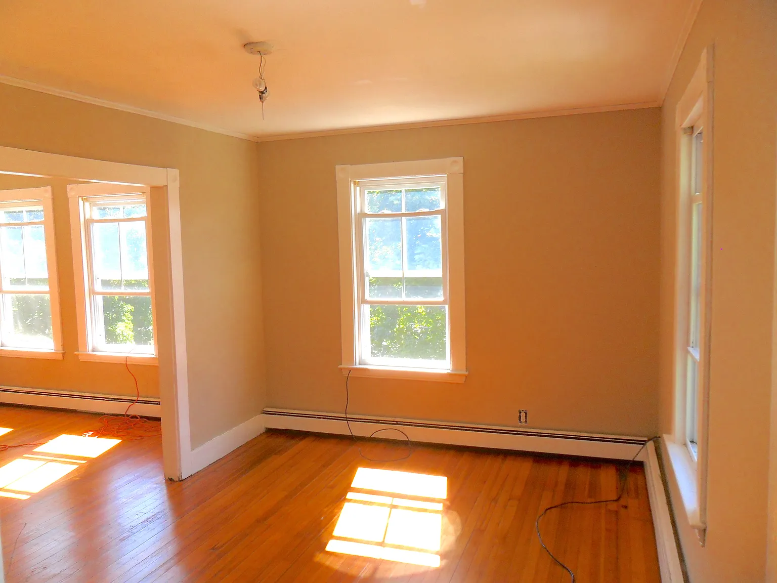 3 bed, 1000 sqft, $2,400 — Photo 3