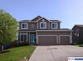 1102 Valleyview Dr, Papillion, NE 68046