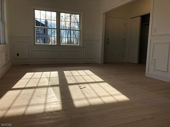 5th image of 71 Colonial Woods Dr