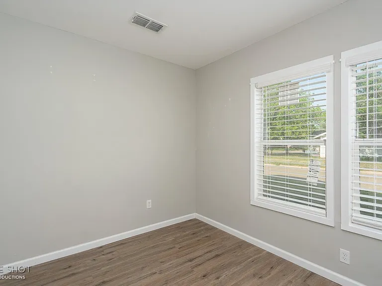 2744 Russell Ave — Photo 5