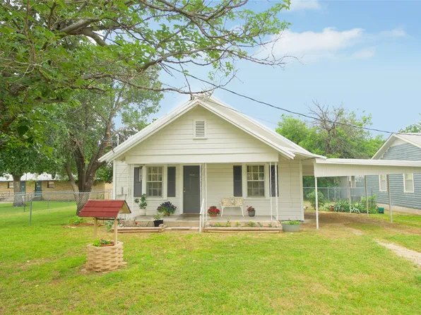 810 Clay St, Nocona, TX 76255