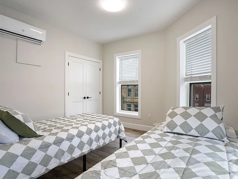 537 Talbot St — Photo 39