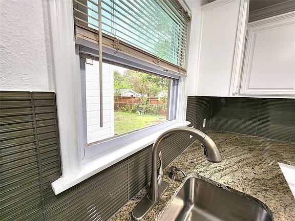 4th image of 1124 Ann St