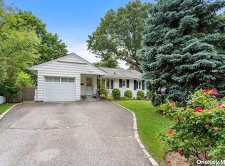 1542 Middle Neck Rd, Port Washington, NY 11050