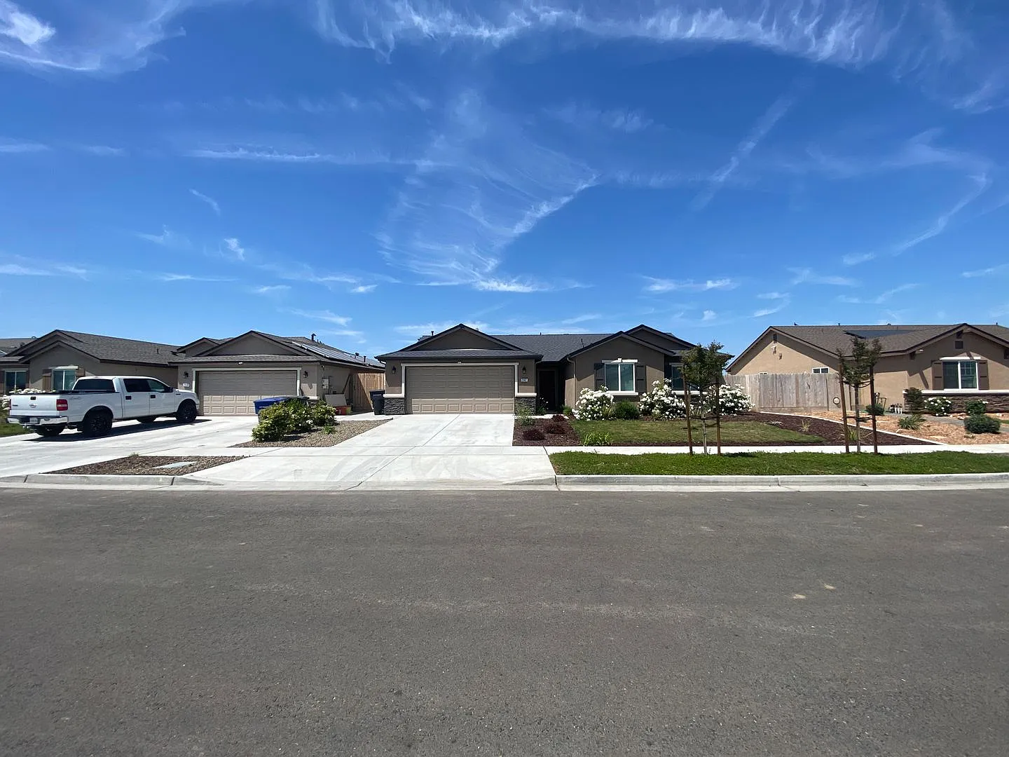Beautiful 3 Bedroom 2 Bath Home in North Hanford — Photo 2