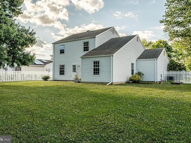 10 Honey Locust Ln — Photo 28