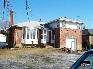 4049 Bayberry Ln, Seaford, NY 11783