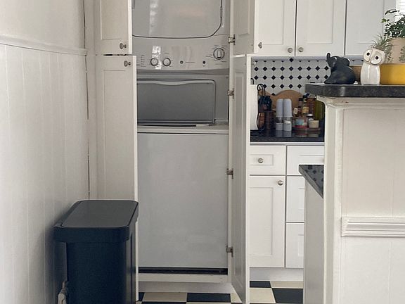 Washer/dryer stack top in kitchen