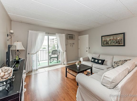 3rd image of 1535 S Ardmore Ave APT D