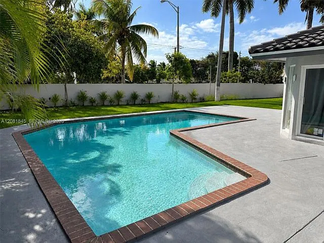 3 bed, 2.0 bath, 1426 sqft, $3,595 — Photo 3