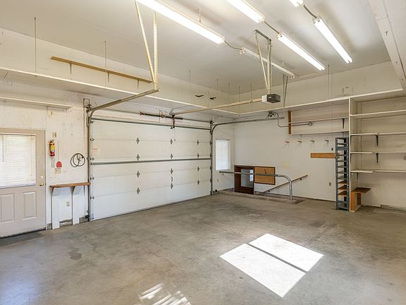 4th image of 1617 Pacific Ln