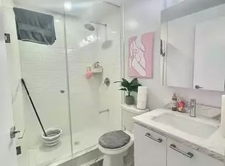 2221 Yonge St #412, Toronto, ON M4S0B8