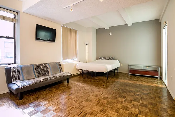 Rented by BLU Real Estate | media 18