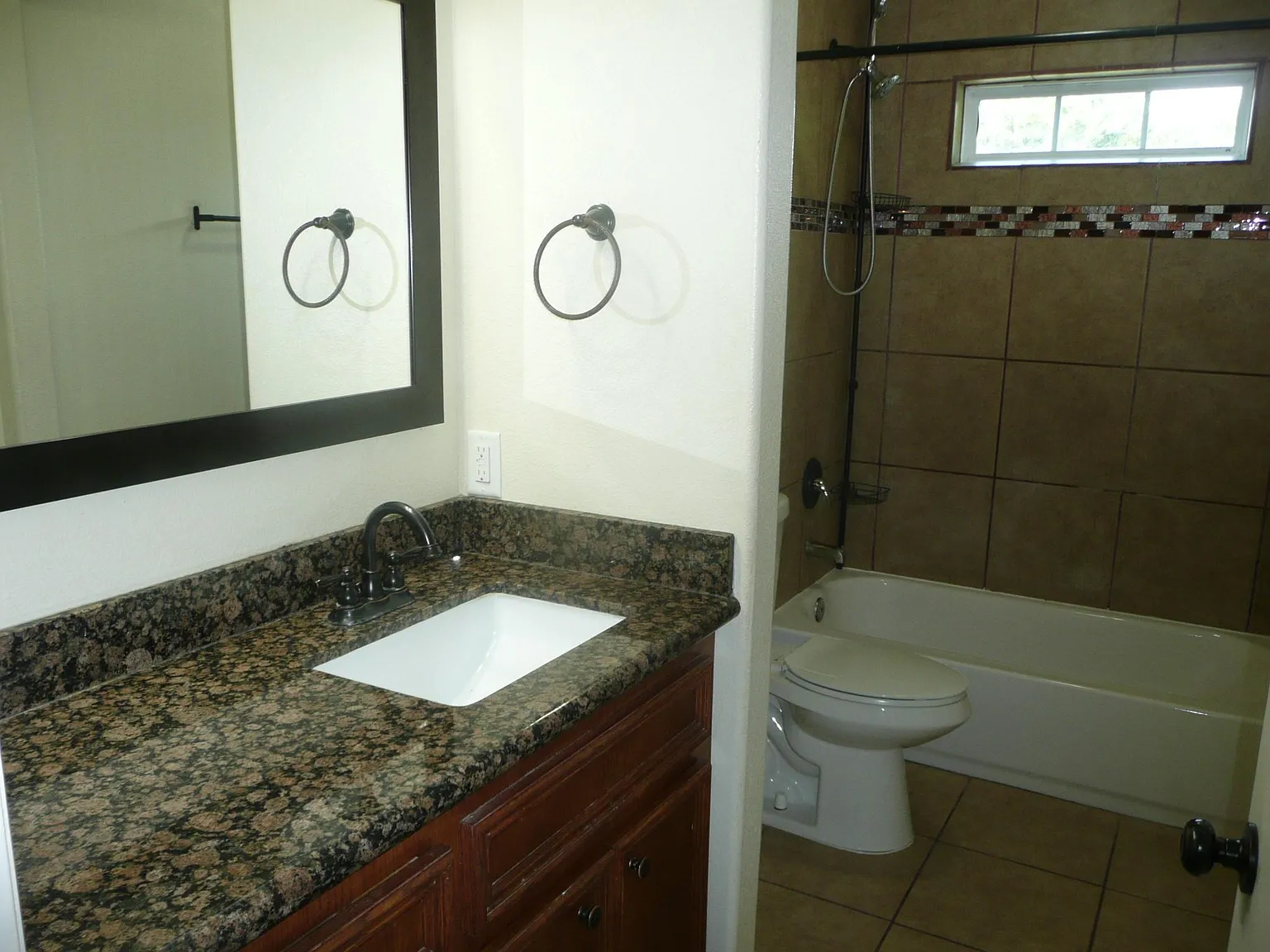 3 bed, 1.5 bath, 2800 sqft, $1,700 — Photo 2