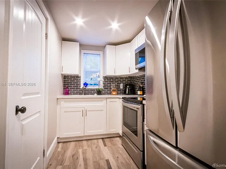 227 SW 30th Ave #A — Photo 3