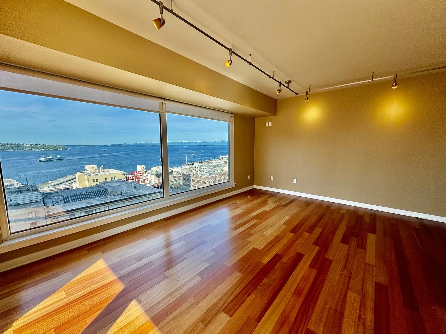 $500 Off First Month's Rent Views Of Puget Sound And Iconic Great Wheel. Renovated Condo In Highl... — Photo 3