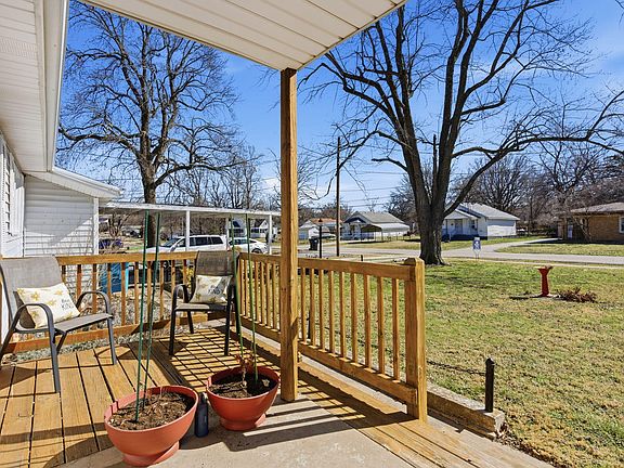 3rd image of 733 W Kerr Street