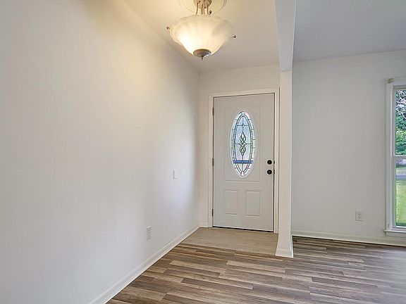 3rd image of 115 Three Wood Ln