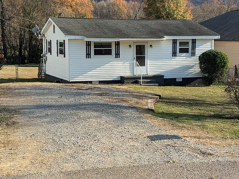 218 S Moss Ave — Photo 2