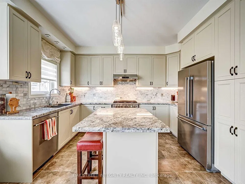 537 Stream Cres