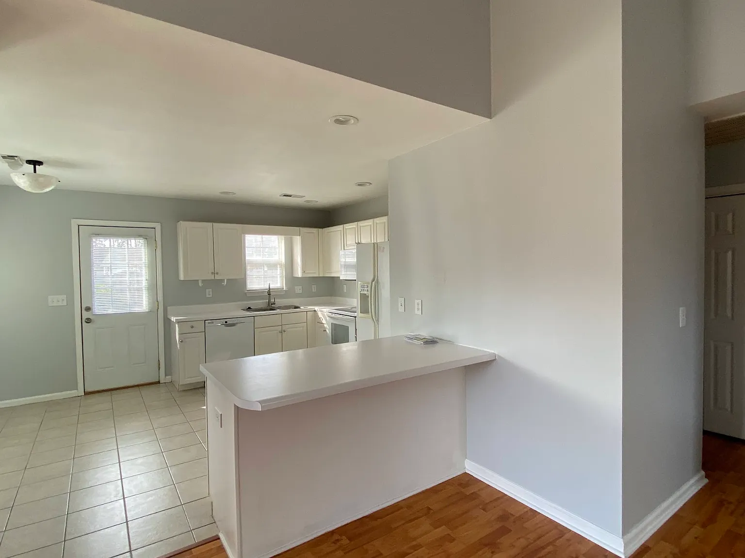 2 bed, 1072 sqft, $1,950 — Photo 4