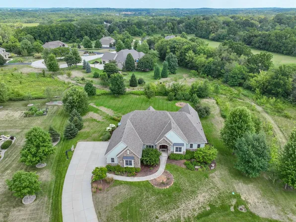 20110 Settlers Hollow LANE, New Berlin, WI 53146