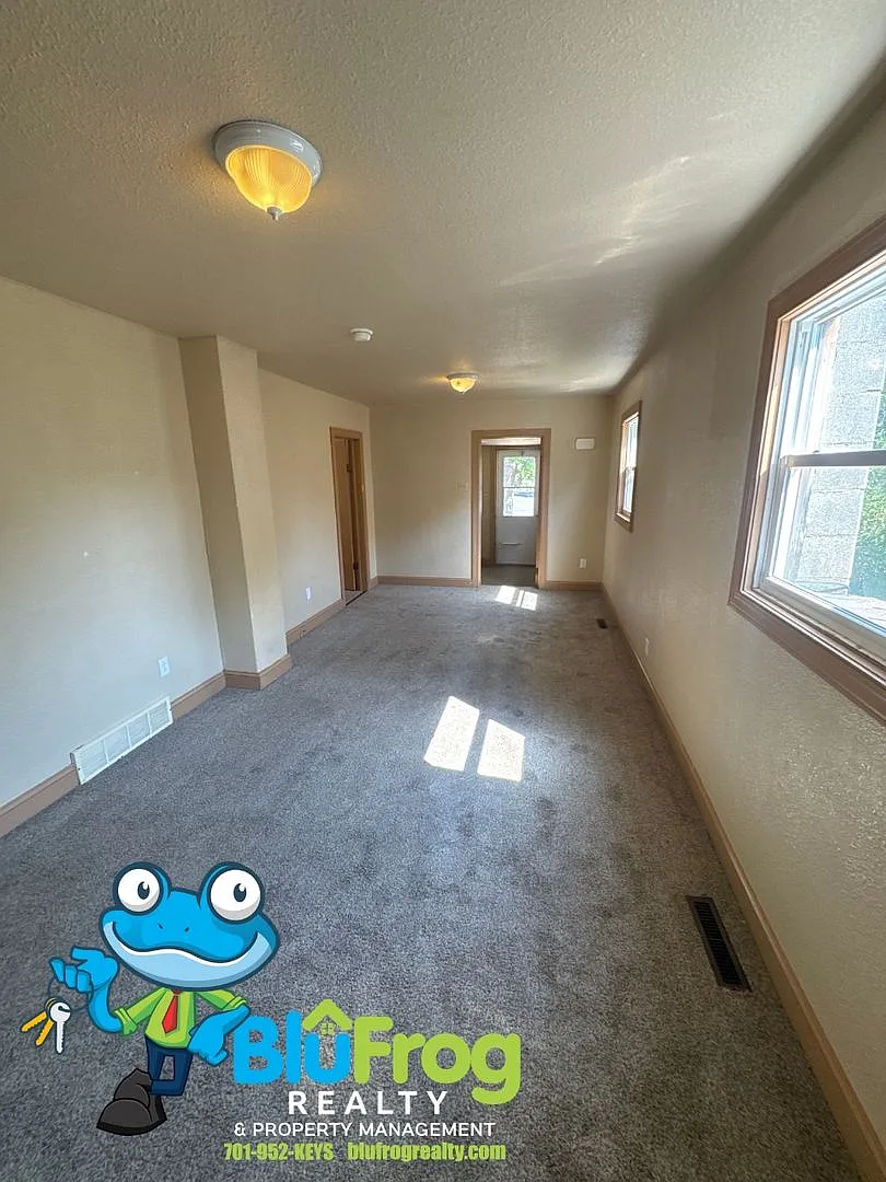 530 3rd St SE, Jamestown, ND 58401 — Photo 4