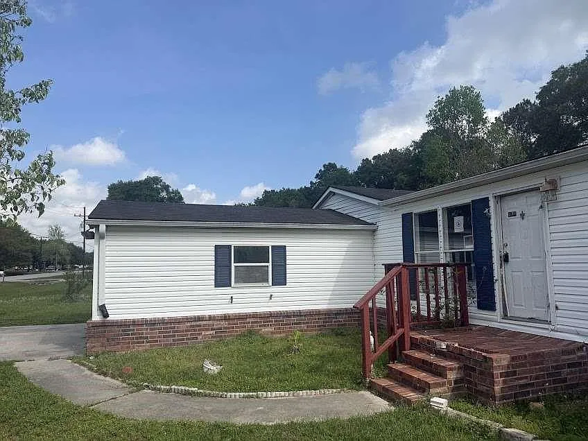 4 bed, 2.0 bath, 1344 sqft, $1,999 — Photo 2