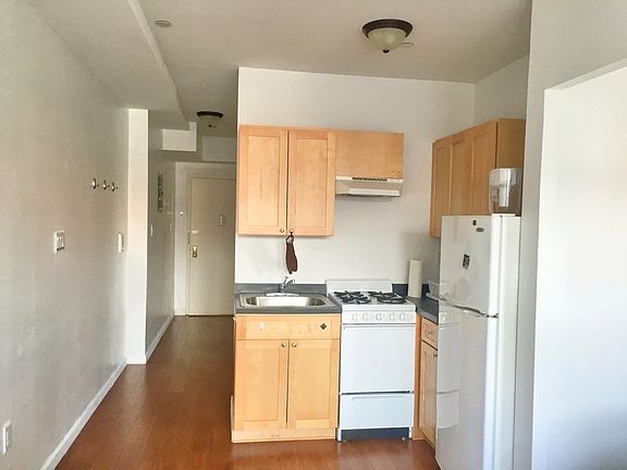 4th image of 423 E 117th St APT 4R