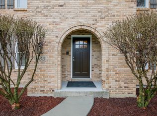 933 Eddystone Cir, Naperville, IL 60565