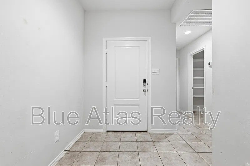 5 bed, 2.0 bath, 2010 sqft, $2,495 — Photo 2
