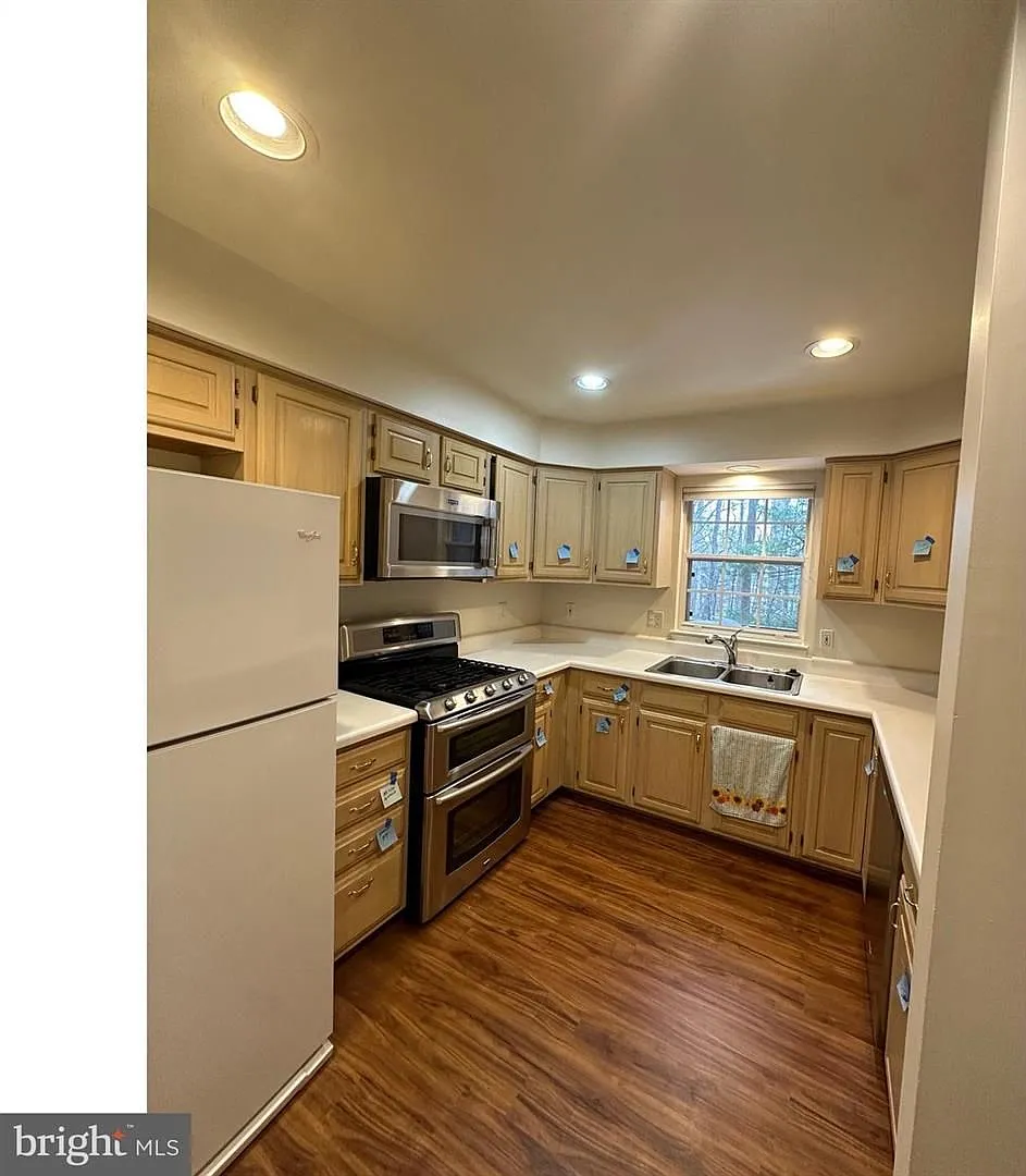 Welcome to this beautifully maintained Reston townhome offering comfort, style, and an unbeatable... — Photo 3