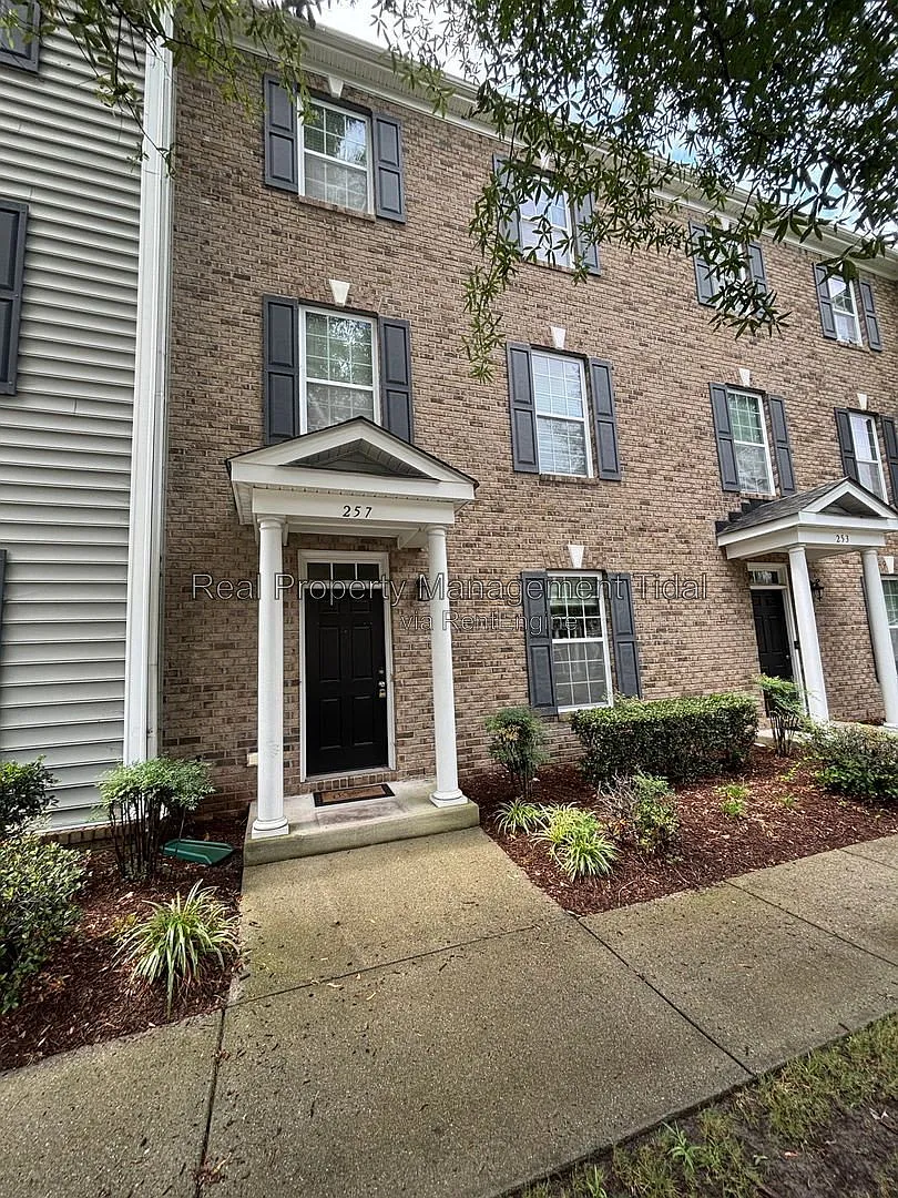 3 bed, 3.0 bath, 1749 sqft, $2,395 — Photo 3