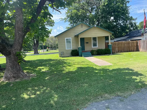 602 NW 1st St, Checotah, OK 74426