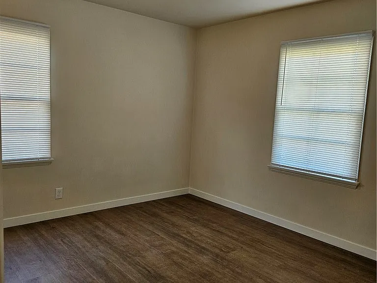 6907 White Oak Ave — Photo 17