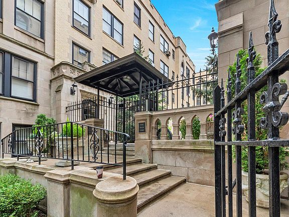 3rd image of 3604 N Pine Grove Ave APT 1E
