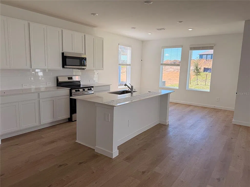 4 bed, 2.5 bath, 2081 sqft, $3,100 — Photo 2