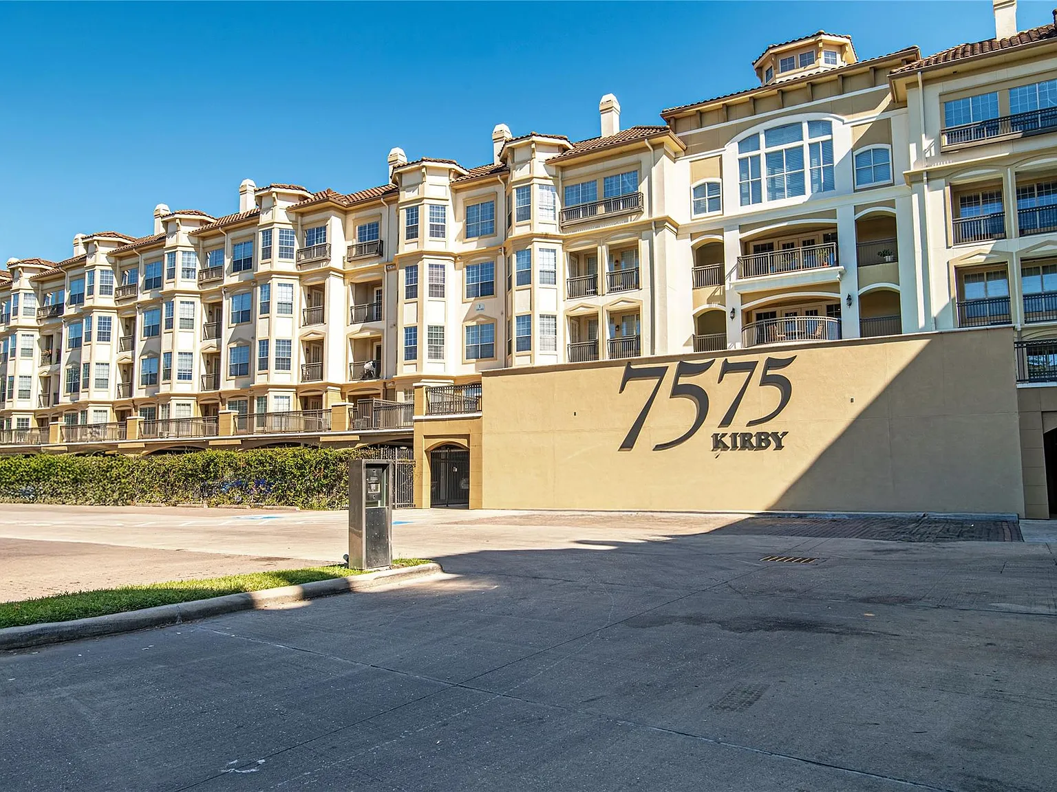 2 bed, 2.0 bath, 1208 sqft, $1,950 — Photo 3