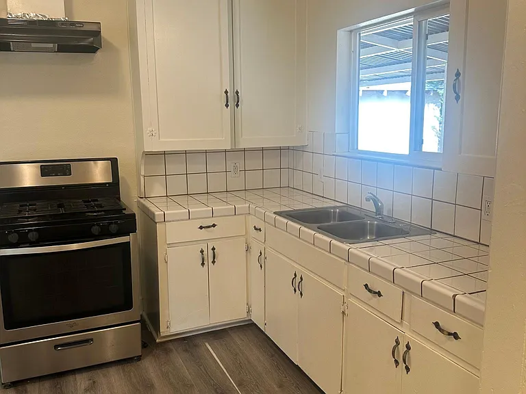 1155 Letts Ave — Photo 7