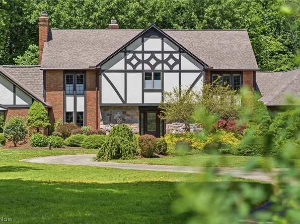1720 Carriage Pl, Gates Mills, OH 44040
