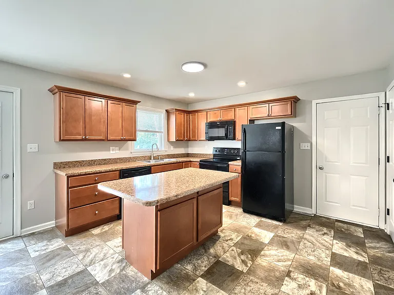 1676 Taylor Dr — Photo 2