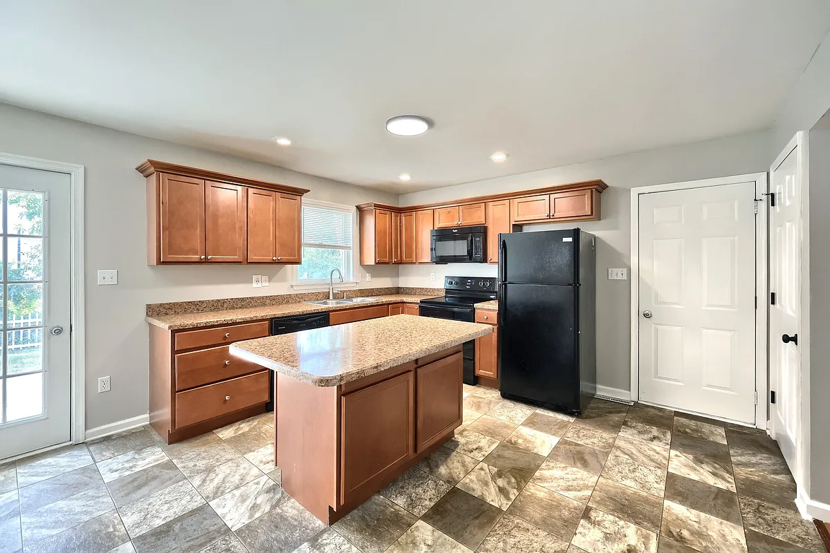 Building Photo - 1676 Taylor Dr