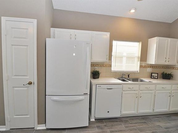 5th image of 623 Queensbridge Dr