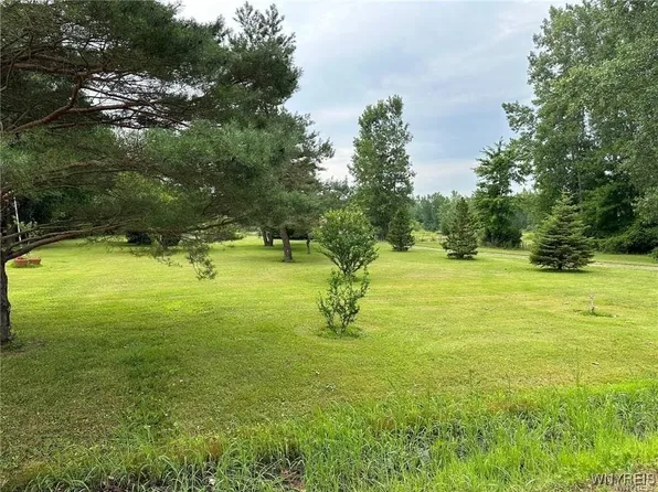 5674 Chestnut Rd, Newfane, NY 14108