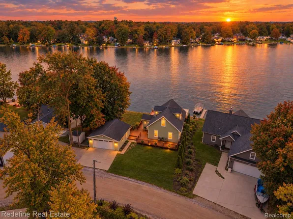 6186 Fonda Lake Dr, Brighton, MI 48116