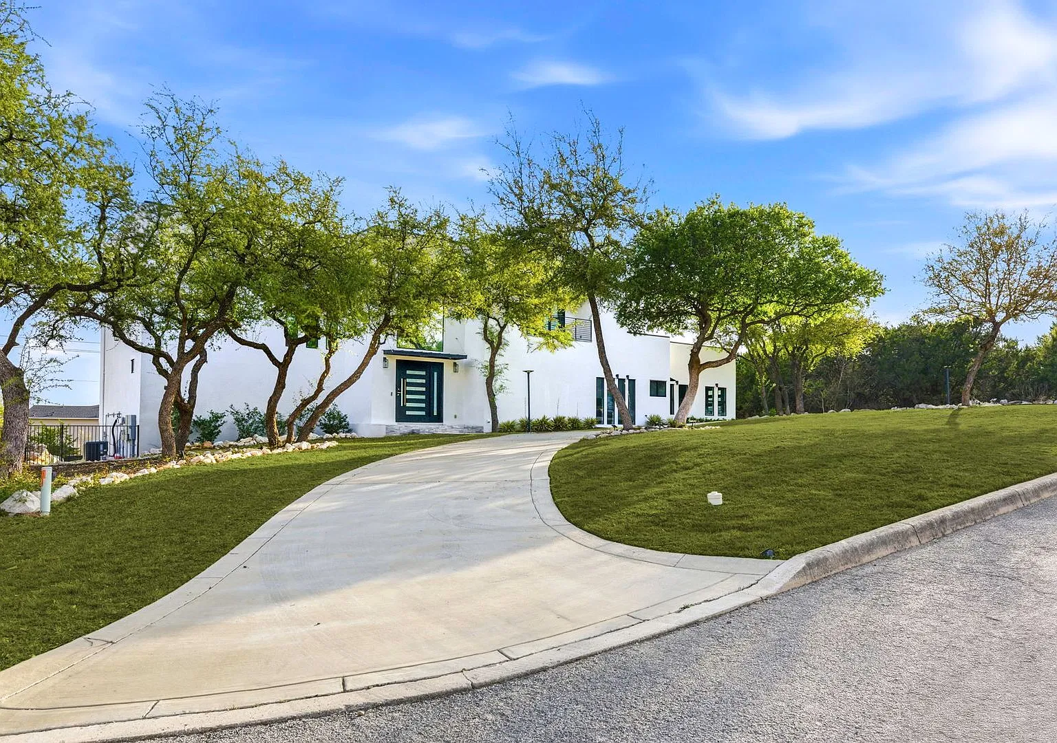 Gorgeous Contemporary 5 BR/5.5 bath home in Champions Ridge! — Photo 2